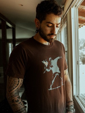Pánské Tričko Toonzshop Banksy Hooligan Flowers Printed Short Sleeve T-shirt Hnědé | 7546YHSJV